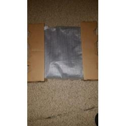 PS4 1TB + SONY DUALSHOCK 4 Zwart IN PLASTIC + DOOS