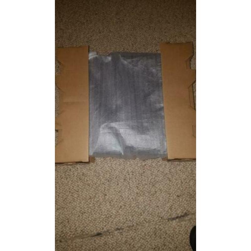 PS4 1TB + SONY DUALSHOCK 4 Zwart IN PLASTIC + DOOS