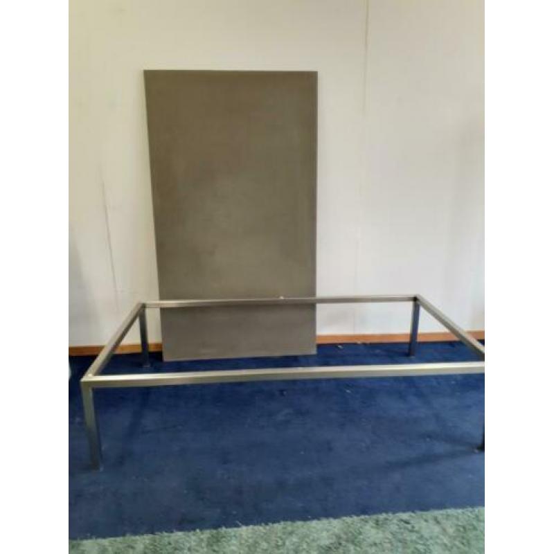 Metaform S-16 salontafel, niet beschadigd.