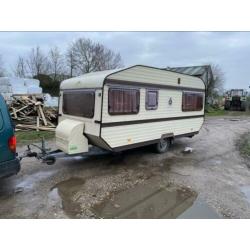 Bergland caravan festival caravan met beetje werk