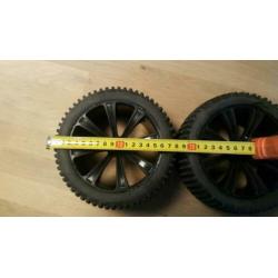 2 nieuwe FG wielen met banden
