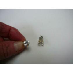 Zilver kleur oorbellen ronde heldere steen van ø 8 mm.