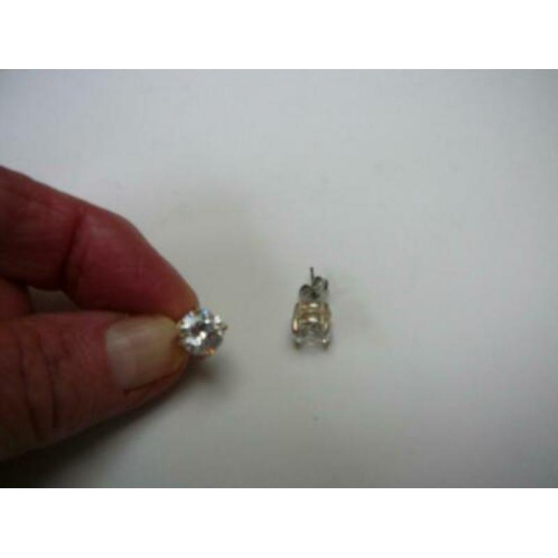 Zilver kleur oorbellen ronde heldere steen van ø 8 mm.