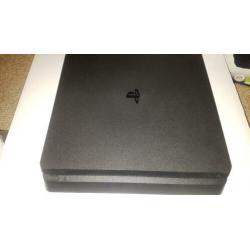 PS4 1TB + SONY DUALSHOCK 4 Zwart IN PLASTIC + DOOS