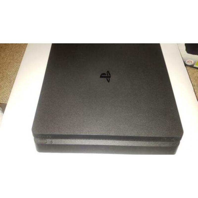 PS4 1TB + SONY DUALSHOCK 4 Zwart IN PLASTIC + DOOS