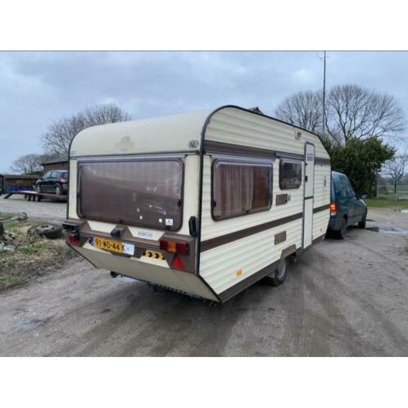 Bergland caravan festival caravan met beetje werk