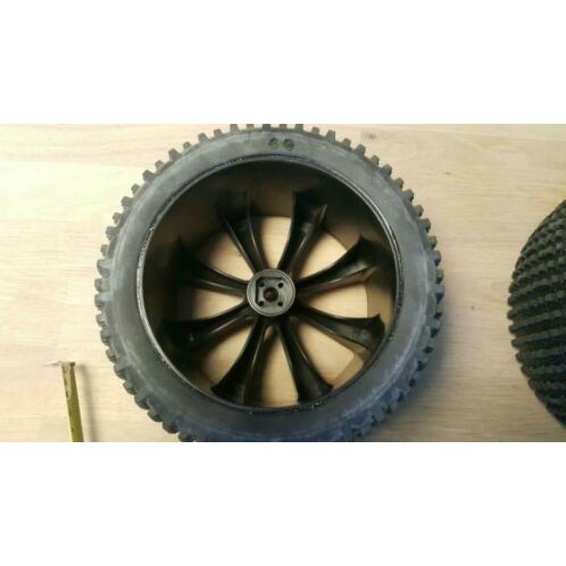 2 nieuwe FG wielen met banden