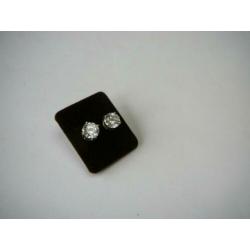 Zilver kleur oorbellen ronde heldere steen van ø 8 mm.