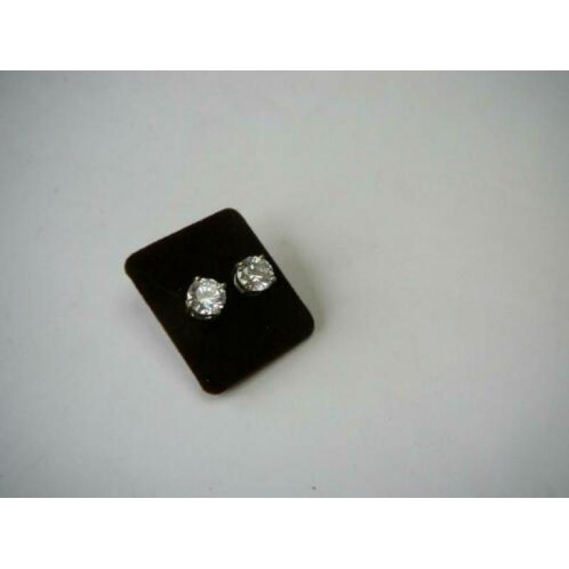 Zilver kleur oorbellen ronde heldere steen van ø 8 mm.