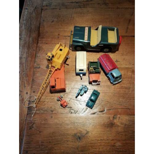 Setje antieke autootjes met o.a. Dinky Toys