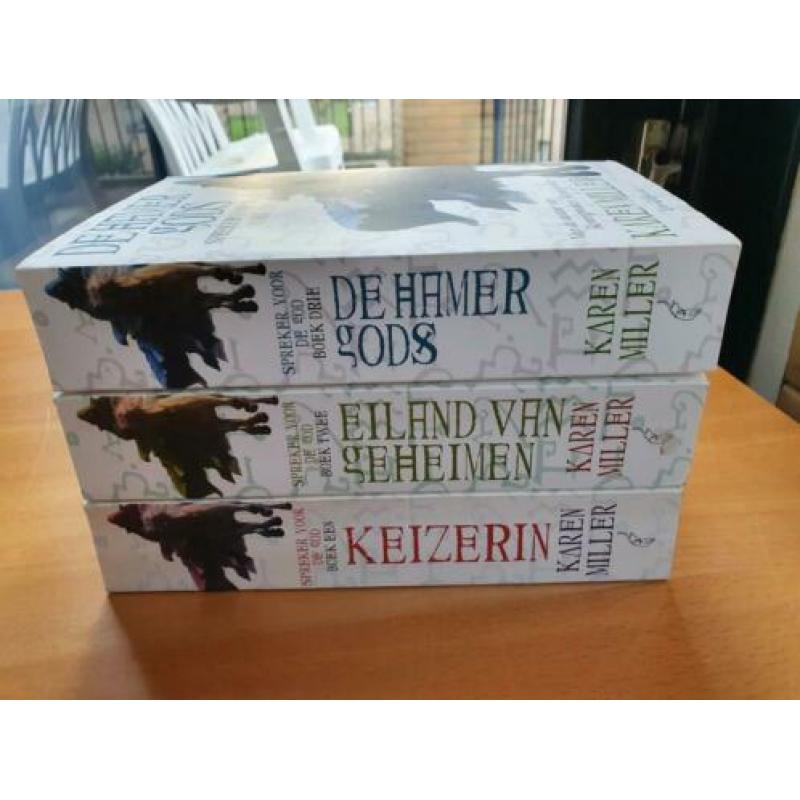 Karin Miller. Spreker voor de God trilogie. Nieuw