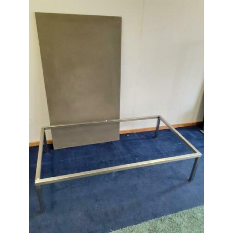 Metaform S-16 salontafel, niet beschadigd.