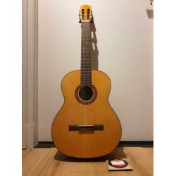 Een Martinez MCG-20 SPRUCE 4/4. Gelamineerd SPRUCE bovenblad