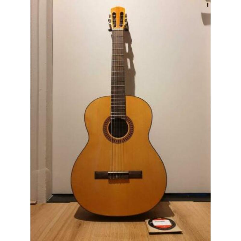 Een Martinez MCG-20 SPRUCE 4/4. Gelamineerd SPRUCE bovenblad