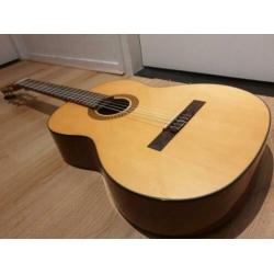 Een Martinez MCG-20 SPRUCE 4/4. Gelamineerd SPRUCE bovenblad