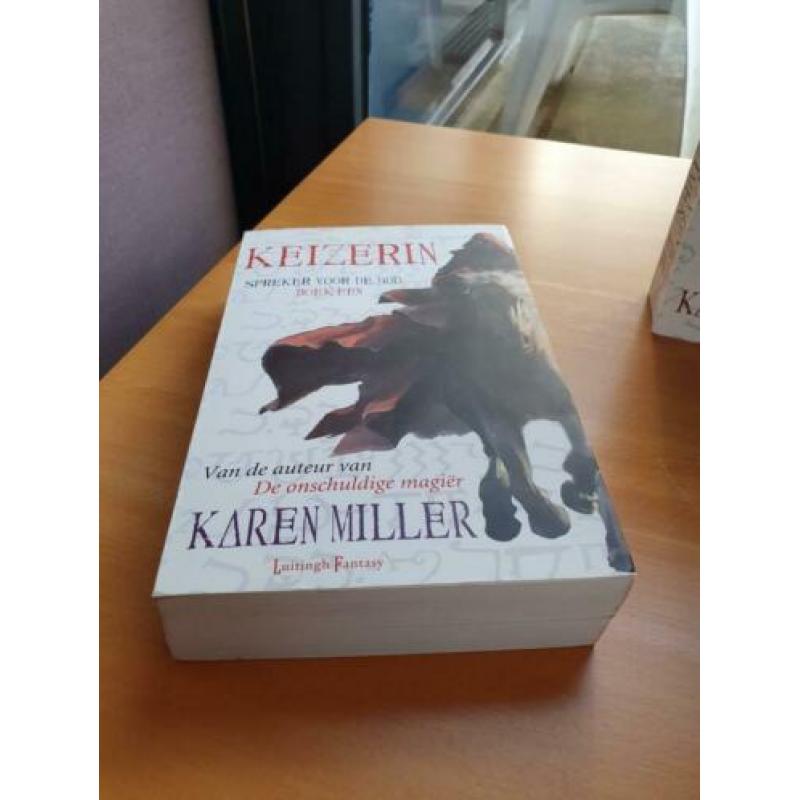 Karin Miller. Spreker voor de God trilogie. Nieuw