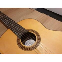 Een Martinez MCG-20 SPRUCE 4/4. Gelamineerd SPRUCE bovenblad