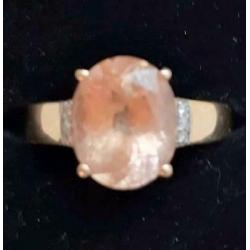 14 karaat gouden ring met zalmkleurige morganiet en diamant