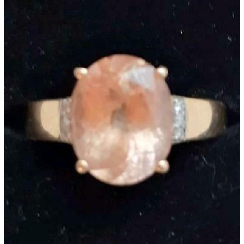 14 karaat gouden ring met zalmkleurige morganiet en diamant