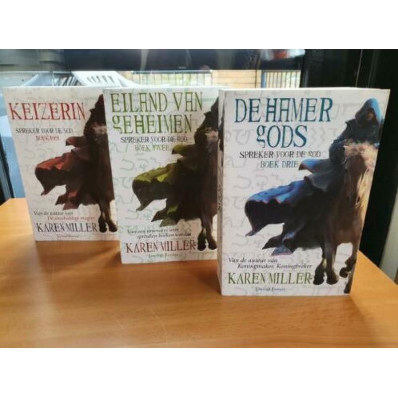 Karin Miller. Spreker voor de God trilogie. Nieuw