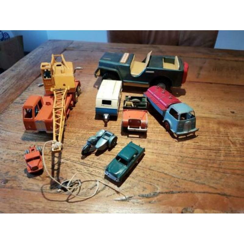 Setje antieke autootjes met o.a. Dinky Toys