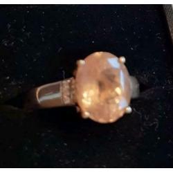 14 karaat gouden ring met zalmkleurige morganiet en diamant