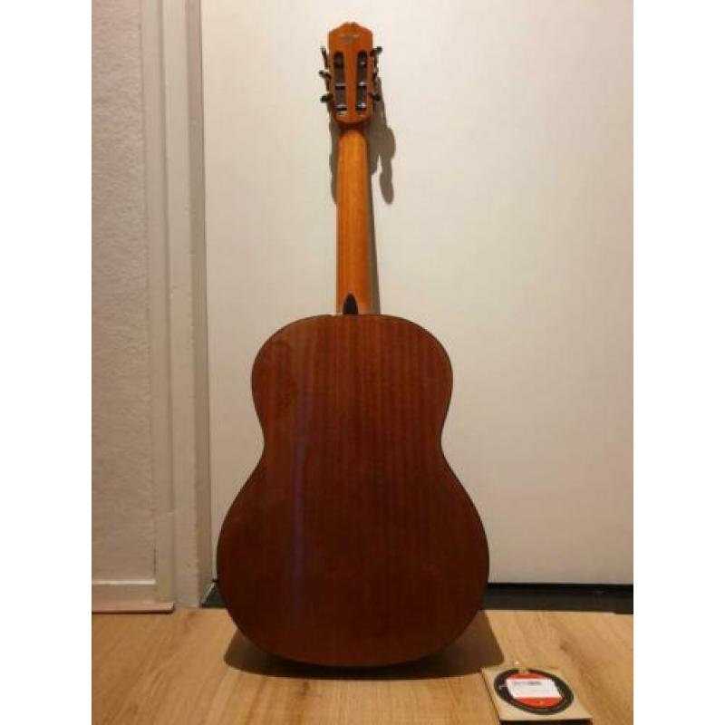 Een Martinez MCG-20 SPRUCE 4/4. Gelamineerd SPRUCE bovenblad