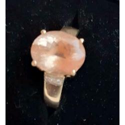14 karaat gouden ring met zalmkleurige morganiet en diamant