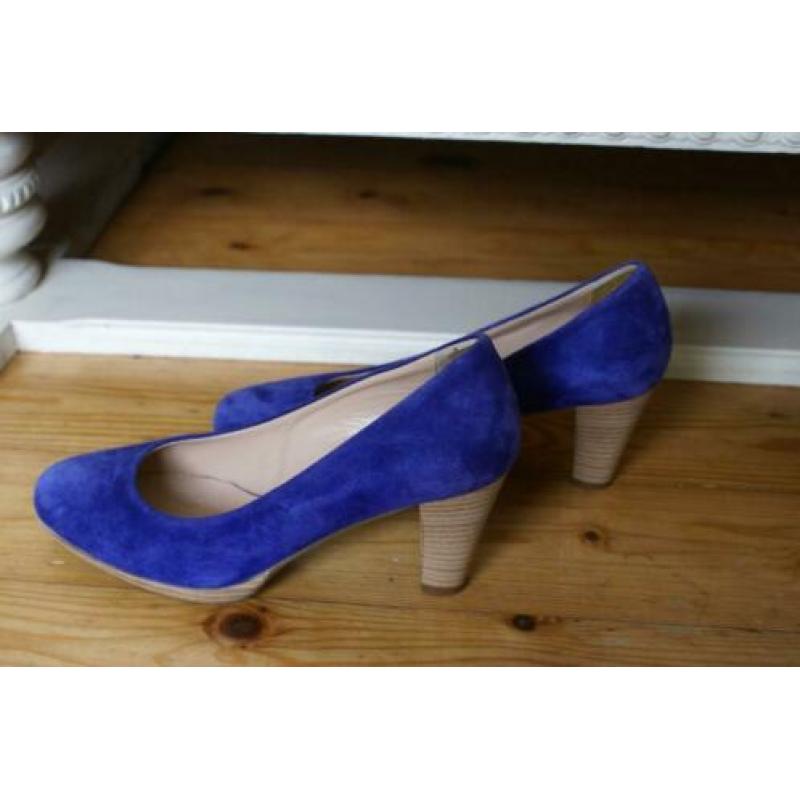 TWEE paar pumps ; maat 39.