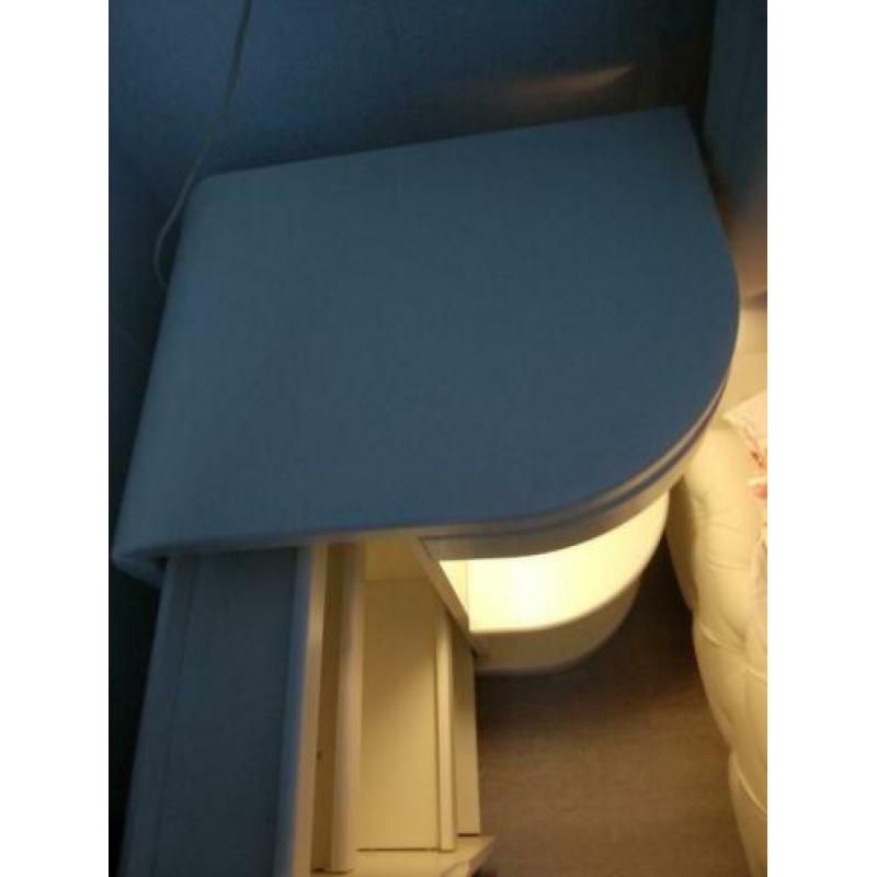 Zgan 2x mdf nachtkastjes +licht halfrond wit .