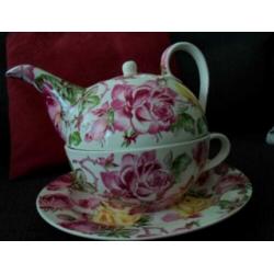 Tea for one. Theepotje met kop en schotel.