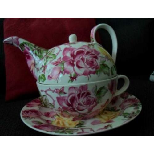 Tea for one. Theepotje met kop en schotel.