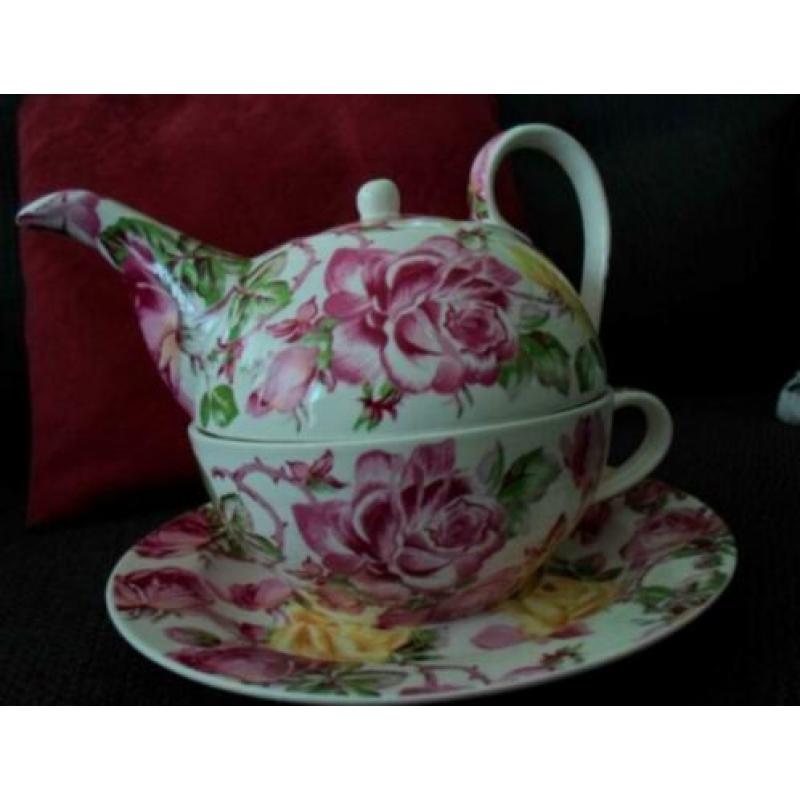 Tea for one. Theepotje met kop en schotel.