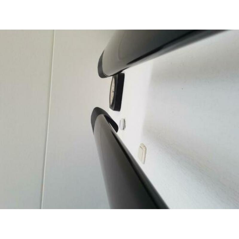 Harman Kardon speakers op zuilen