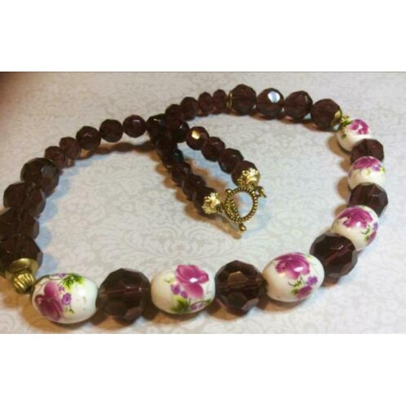 Ketting grote kristallen en keramiek bloemen wijnrood