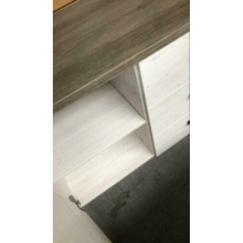 Brocante landelijk dressoir. Prijs 75. Verkeer in goede staa