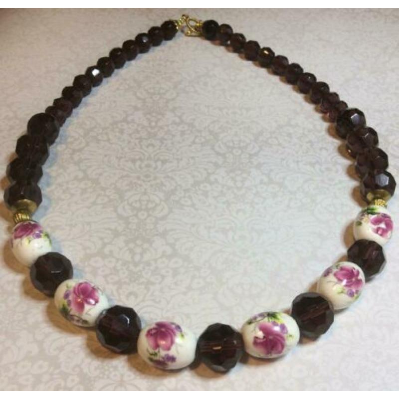 Ketting grote kristallen en keramiek bloemen wijnrood