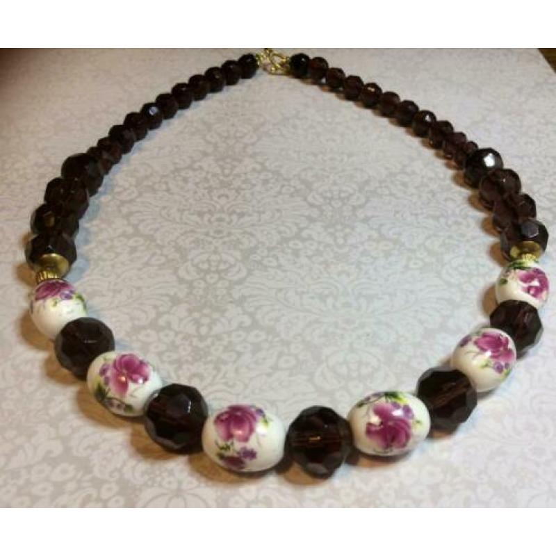 Ketting grote kristallen en keramiek bloemen wijnrood