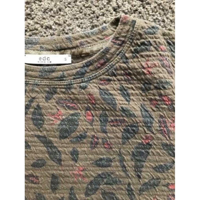 EDC sweater grijs/groen met rood blaadje maat S