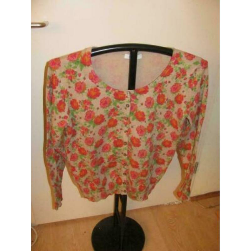 Prachtige vest met gekleurde roosjes erop maat XL...