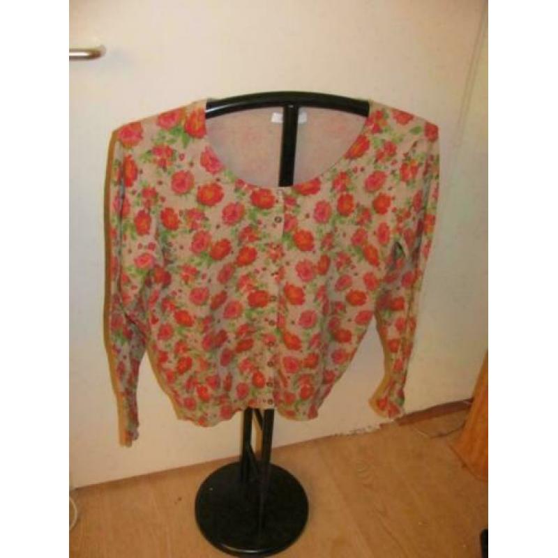 Prachtige vest met gekleurde roosjes erop maat XL...