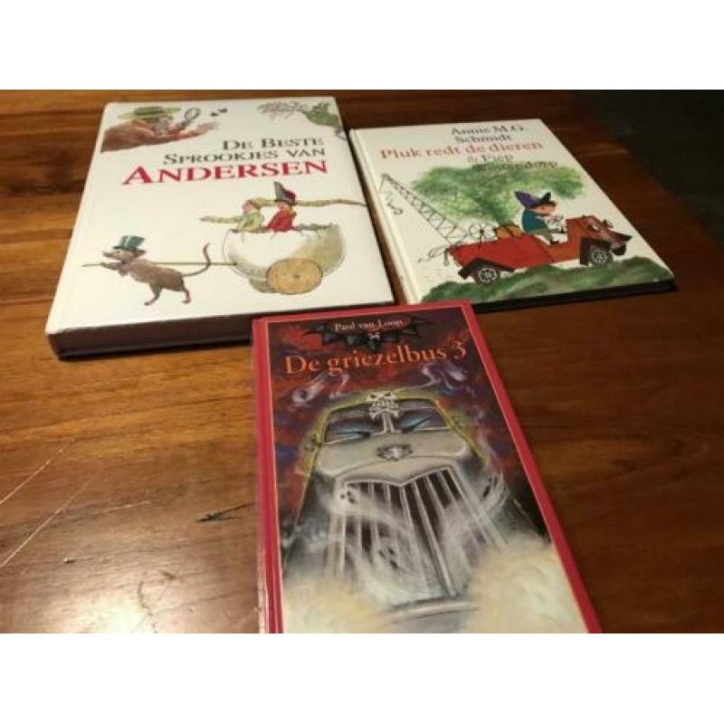3 boeken griezelbus ,sprookjes Andersen ,Pluk redt de dieren