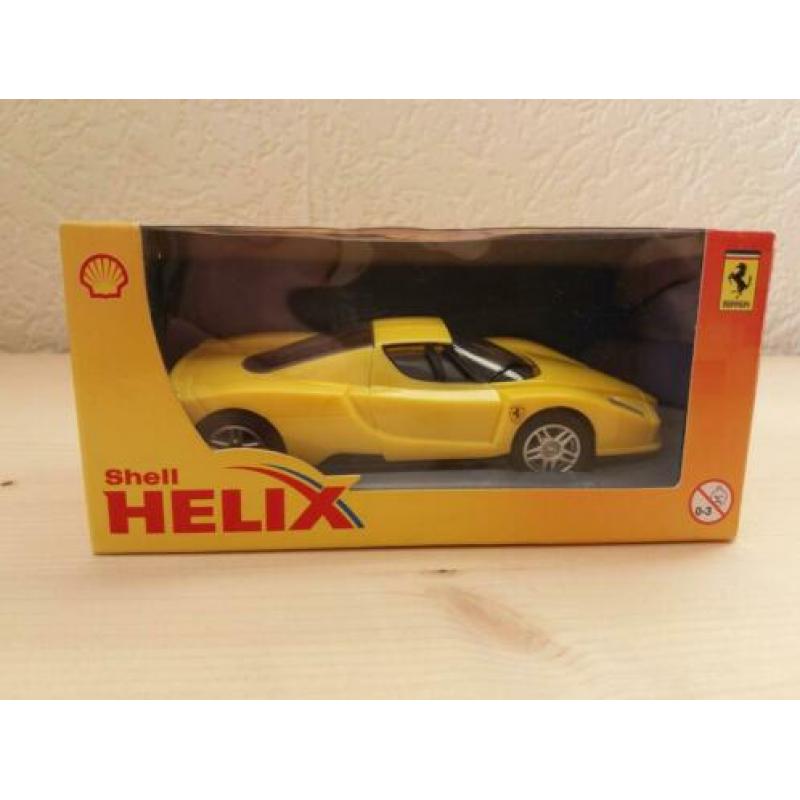 Shell Helix olie Enzo Ferrari 1:38 en een F1 sleutelhanger