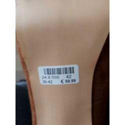 Nieuwe suede pumps. Mt 42. Cognac kleur.