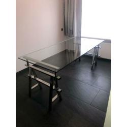 Prachtige industriële glazen eettafel