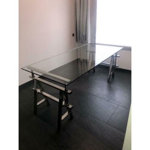 Prachtige industriële glazen eettafel