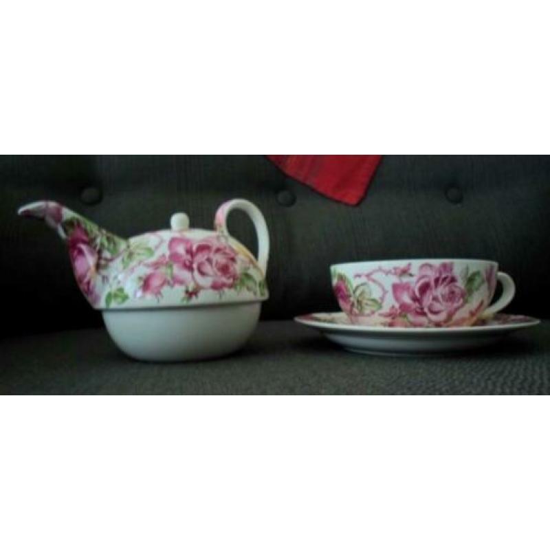 Tea for one. Theepotje met kop en schotel.