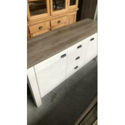 Brocante landelijk dressoir. Prijs 75. Verkeer in goede staa