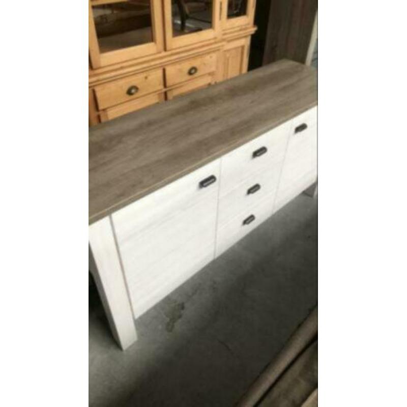 Brocante landelijk dressoir. Prijs 75. Verkeer in goede staa