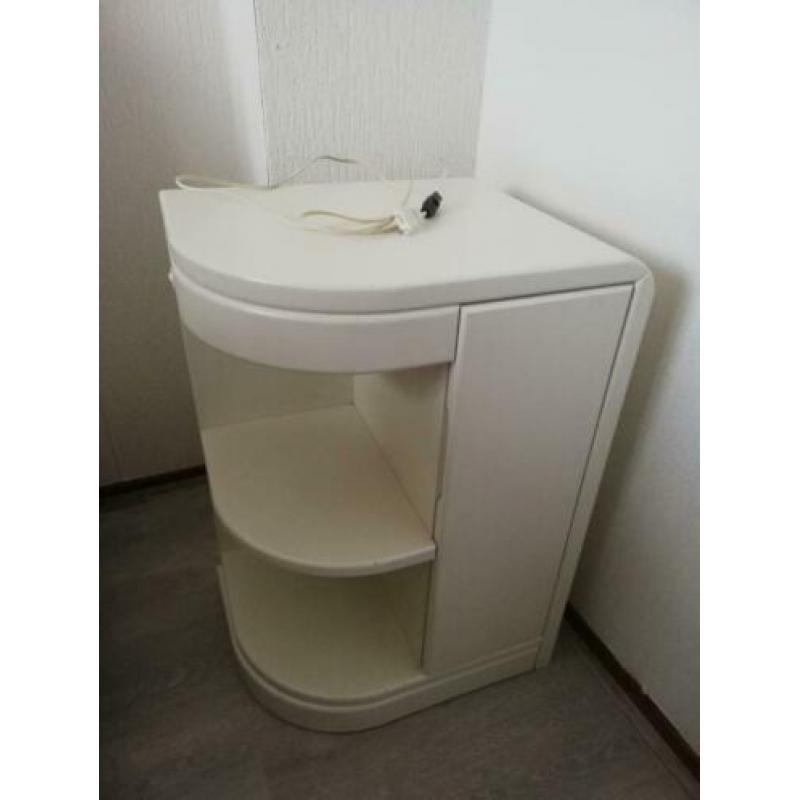 Zgan 2x mdf nachtkastjes +licht halfrond wit .